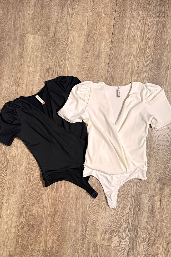 Body DF05016 manga corta cuello en V elaborada en tela viscosa para mujer dyaboo crudo