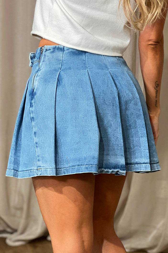 Falda DF07115 corta para mujer de mezclilla con pliegues marcados dyaboo color azul 4
