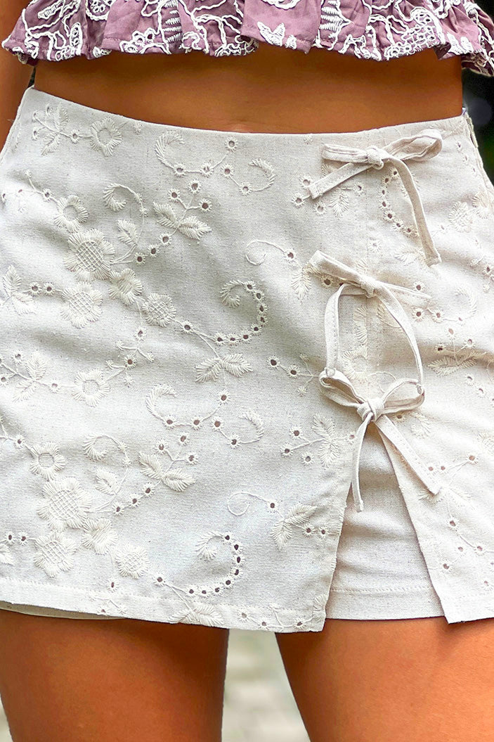 Falda Short DF08148 para mujer con moños elaborada en tela tipo broderie dyaboo color beige