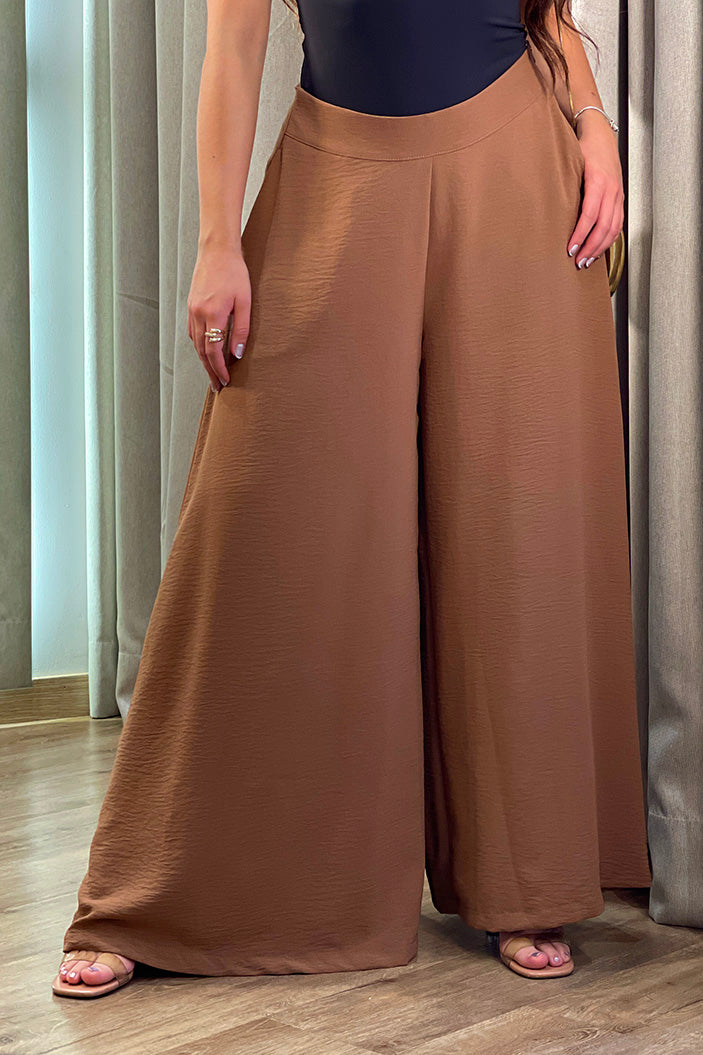 Pantalón 1106010 Palazo silueta suelta para mujer, elaborado en chalis con poliéster dyaboo color cafe 1