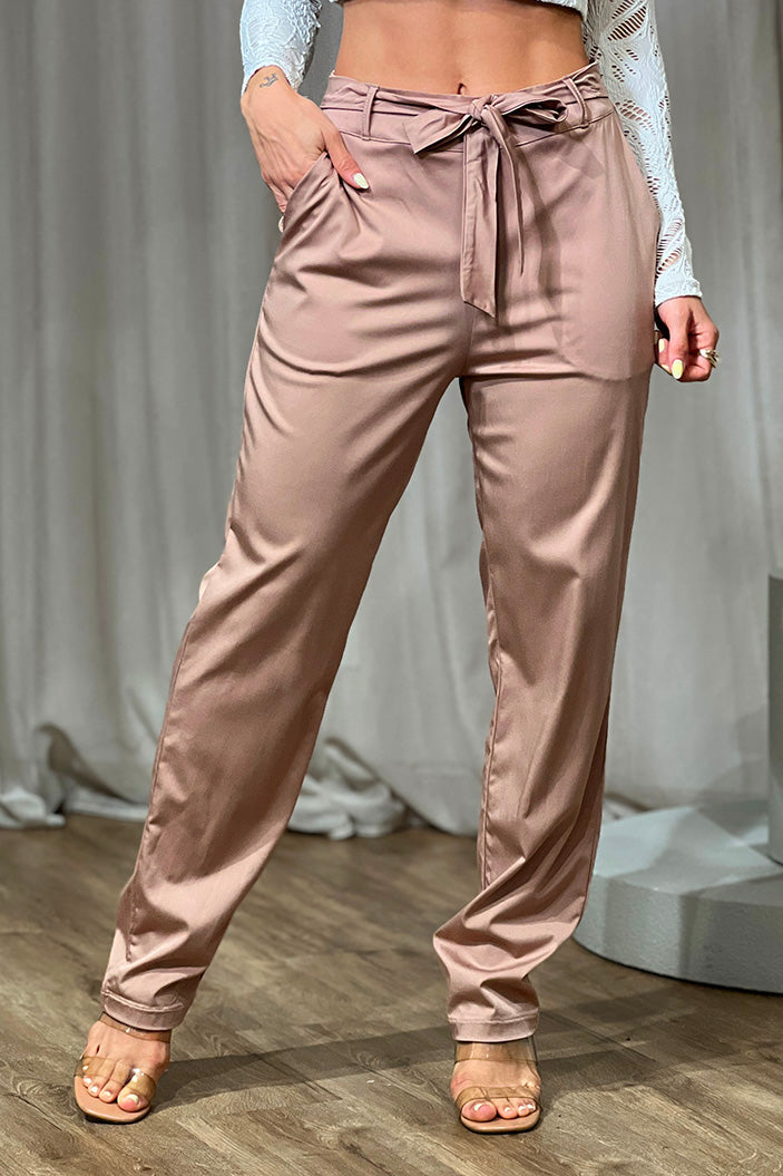 Pantalón DF06131 para mujer satinado con pretina ajustable y lazo decorativo al frente dyaboo color camel 1