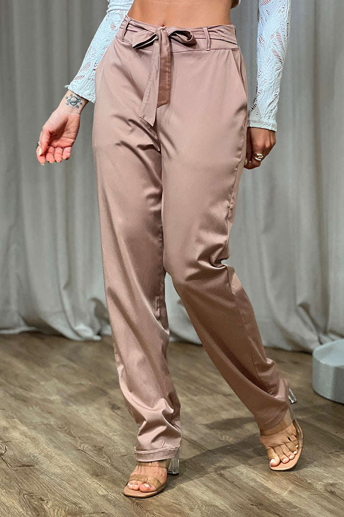 Pantalón DF06131 para mujer satinado con pretina ajustable y lazo decorativo al frente dyaboo color camel 2