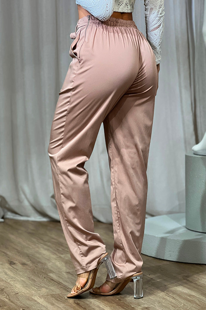 Pantalón DF06131 para mujer satinado con pretina ajustable y lazo decorativo al frente dyaboo color camel 3