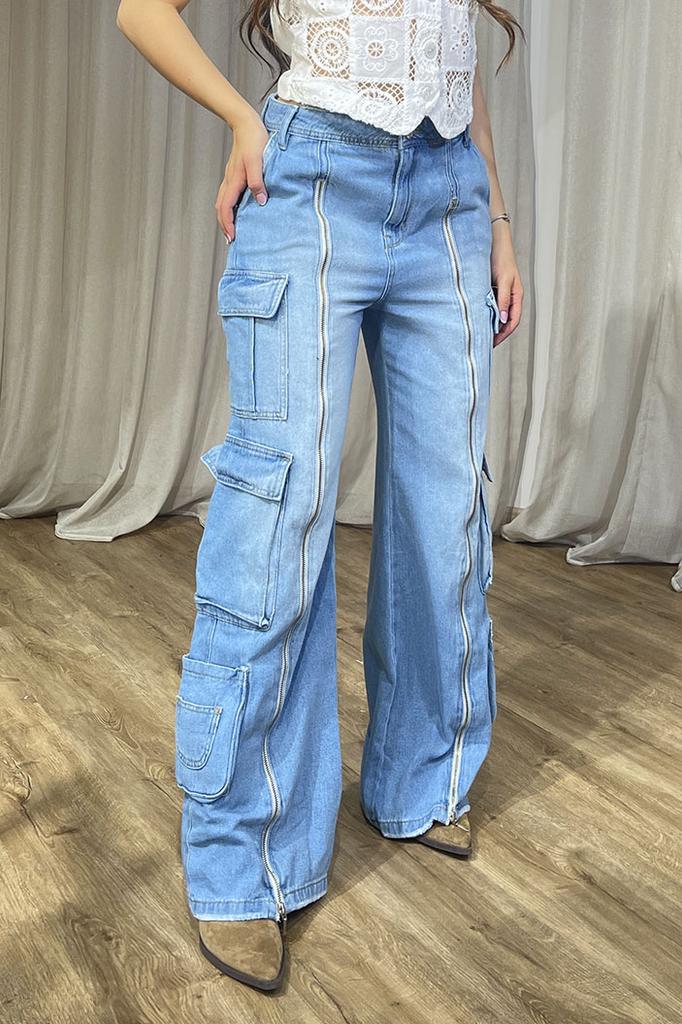 Pantalón K10729DA cargo de mezclilla en tono azul claro con detalles de costuras marcadas en contraste al frente dyaboo color azul