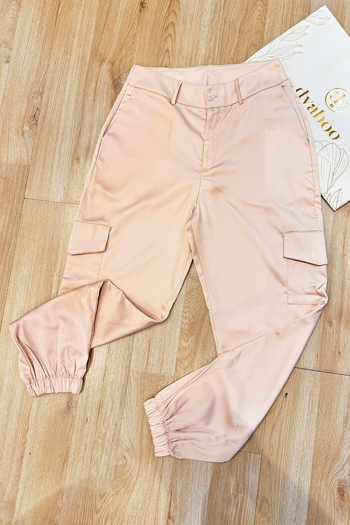 Pantalón Satinado con resorte en bota para mujer dyaboo df06060 camel 1