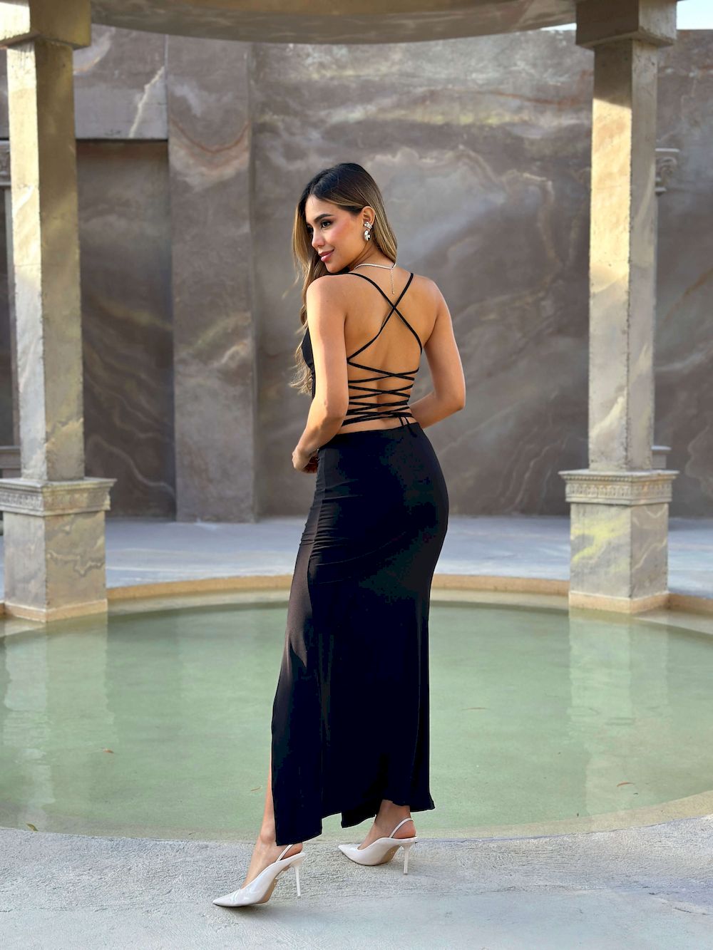 Vestido DF10054 largo silueta ajustada para mujer. Elaborado en poliéster dyaboo color negro