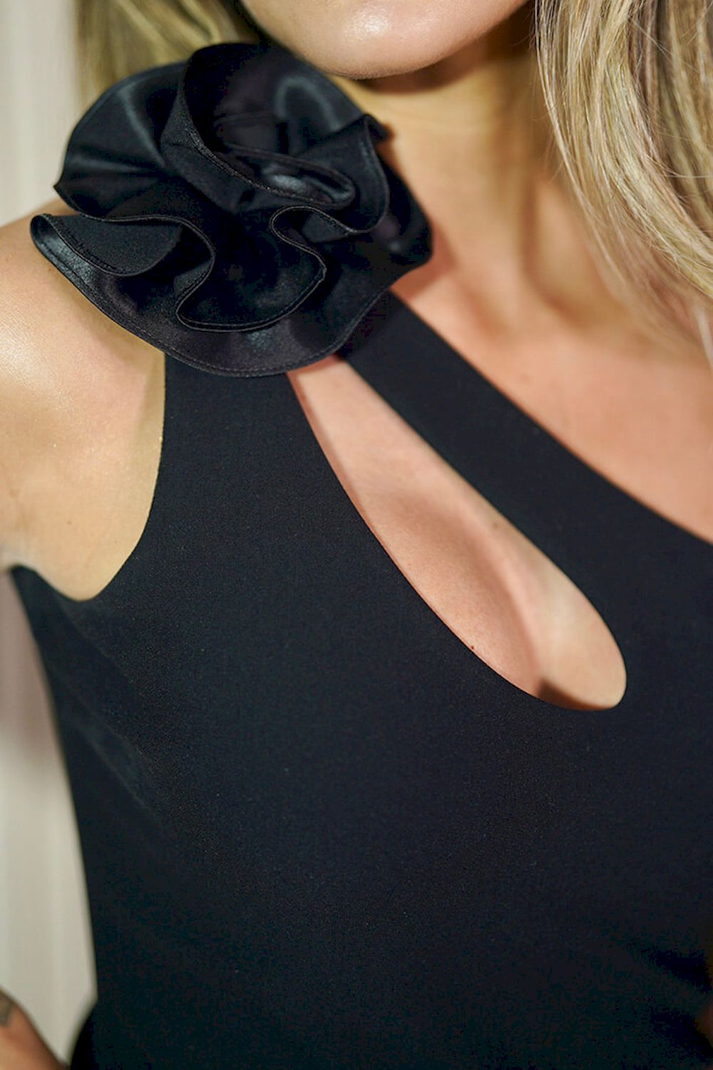 blusa asimetrica solo hombro dyaboo negro DF05012