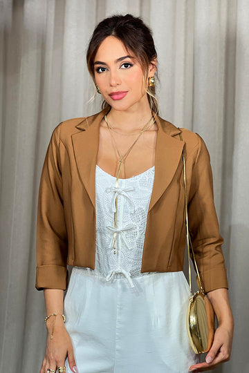 Blazer 1190002 elaborado en tela de poliéster con spandex dyaboo color cafe