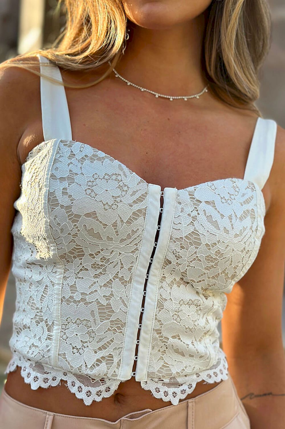 Blusa DF01621 silueta ajustada tipo corset con encaje entalegado para mujer dyaboo crudo 2