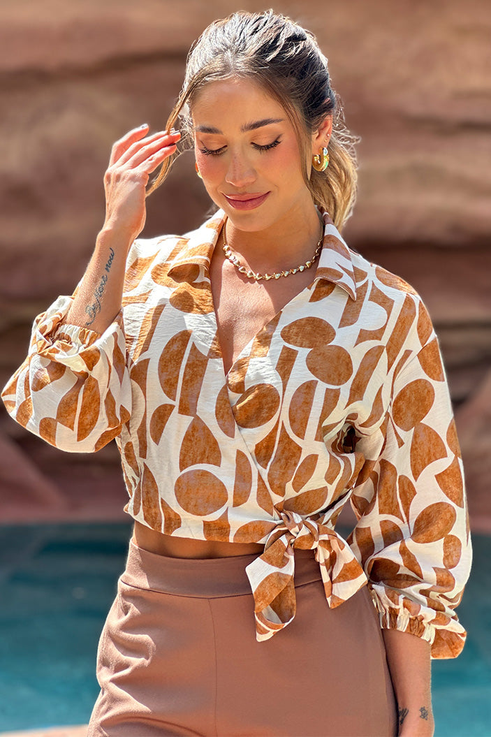 Blusa DF02369 para mujer tipo wrap con escote en "V", manga larga y amarre lateral dyaboo color camel 1