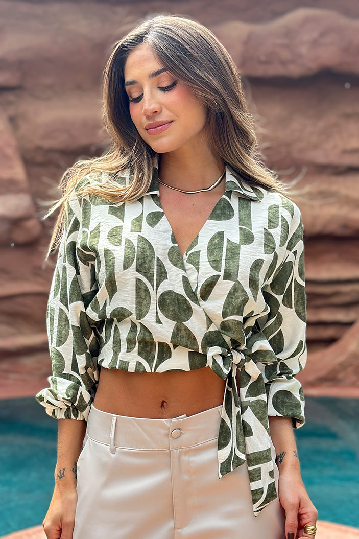 Blusa DF02369 para mujer tipo wrap con escote en "V", manga larga y amarre lateral dyaboo color verde