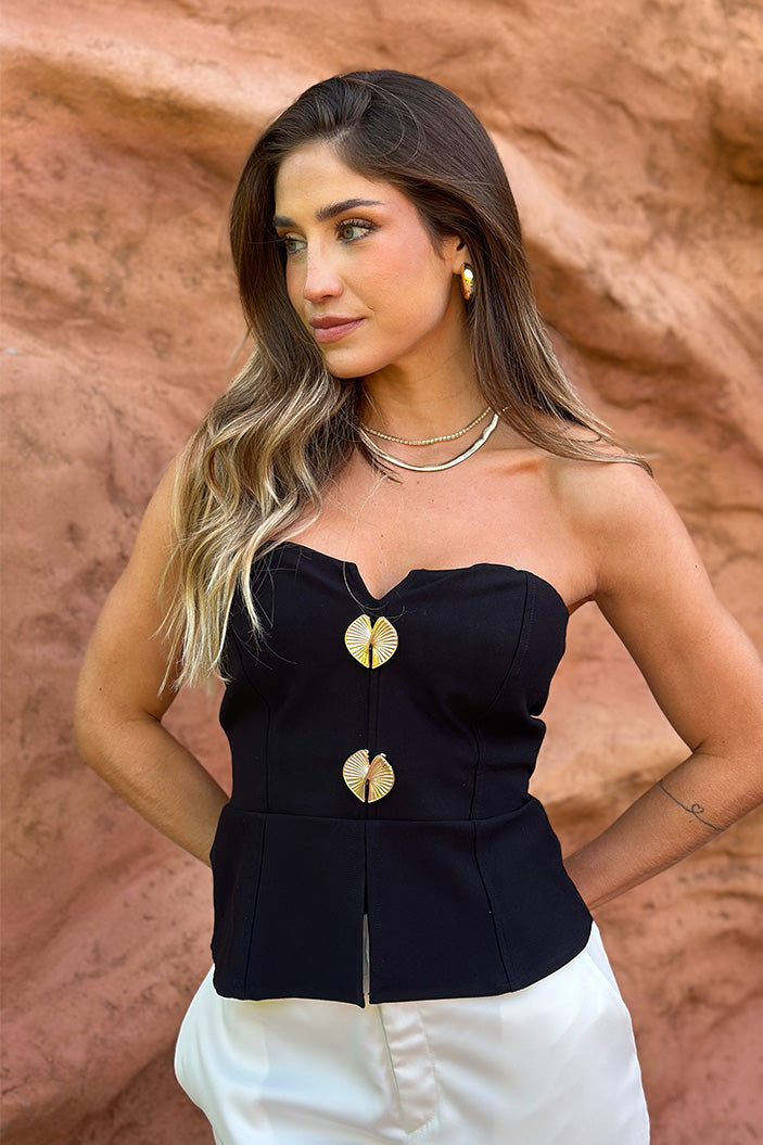 Blusa DF02381 para mujer strapless estructurado , con escote corazón y dos grandes botones tipo joya al frente dyaboo color negro