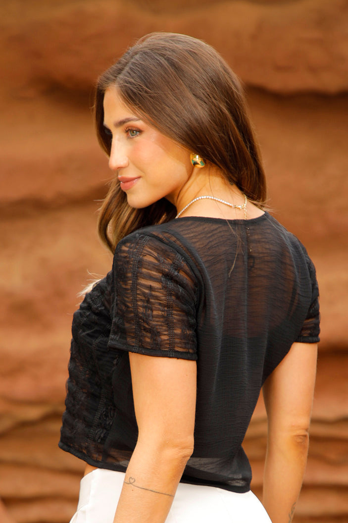 Blusa DF02385 para mujer onfeccionada en un tejido semitransparente dyaboo color negro 3