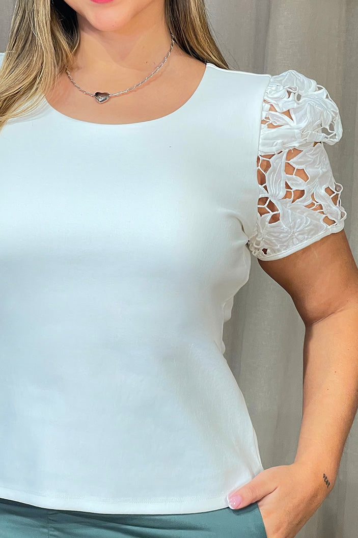 Blusa DP02139 para mujer de corte clásico con mangas cortas abullonadas y detalles calados florales dyaboo color crudo