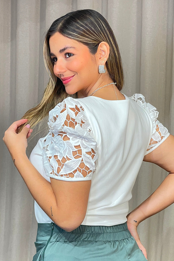 Blusa DP02139 para mujer de corte clásico con mangas cortas abullonadas y detalles calados florales dyaboo color crudo 1