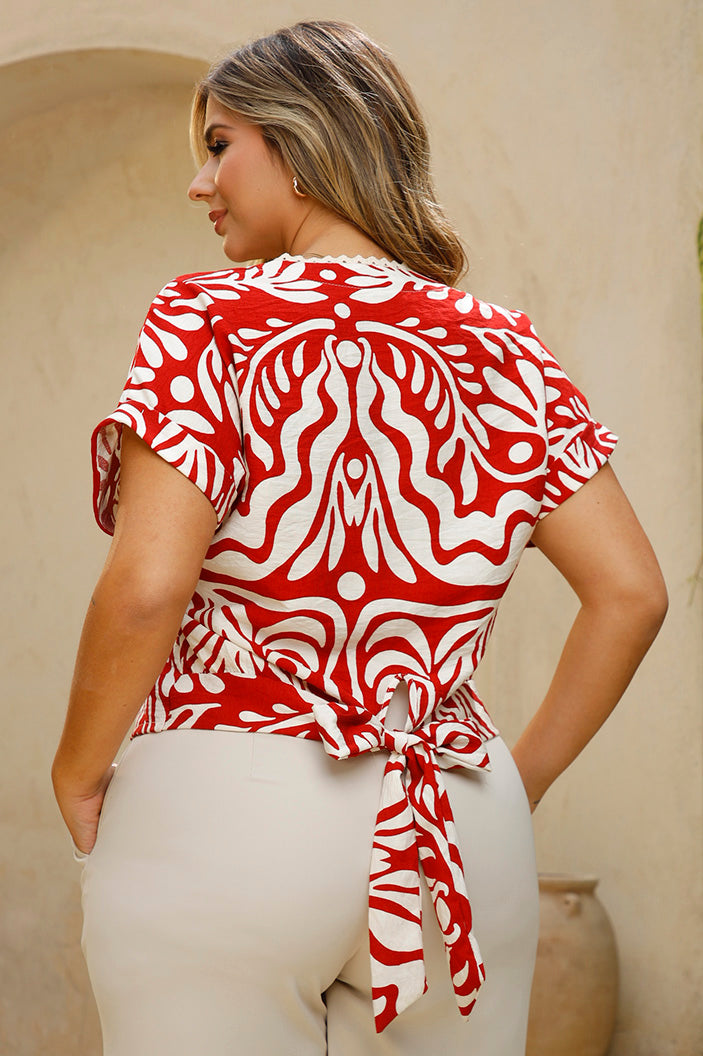 Blusa DP02145 para mujer en estampado rojo abstracto con escote en V y detalle de botones dyaboo color rojo 2