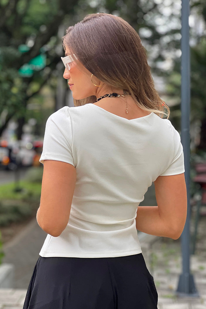 Blusa básica DF02011  silueta ajustada para mujer. Elaborada en algodón dyaboo crudo 1