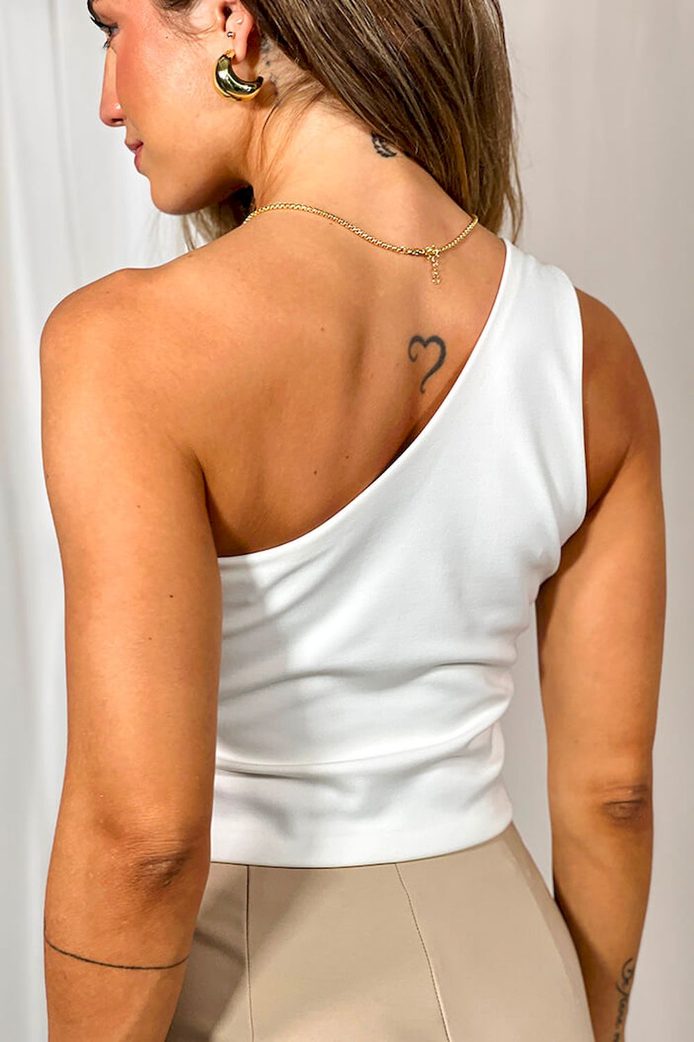 Blusa_corta_asimetrica_solo_hombro_plata_DF01461