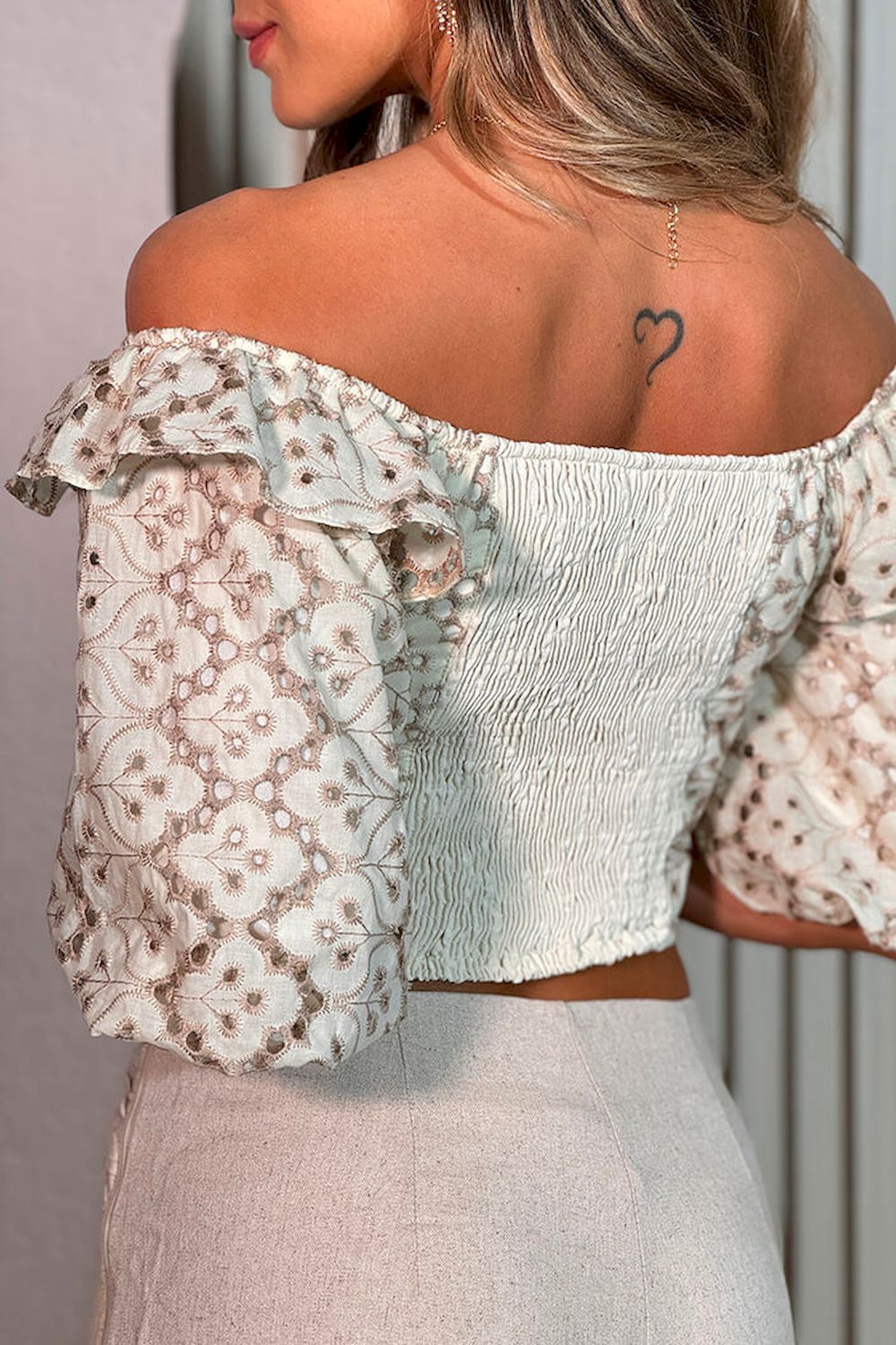 Blusa corta ojalillo cuello bandeja para mujer dyaboo DF01531 beige