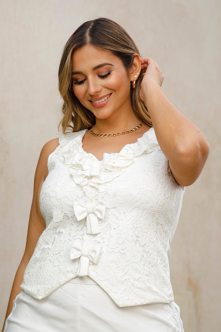 Blusa plus DP02119 para mujer sin mangas de encaje con delicados moños decorativos al frente dyaboo color crudo 2