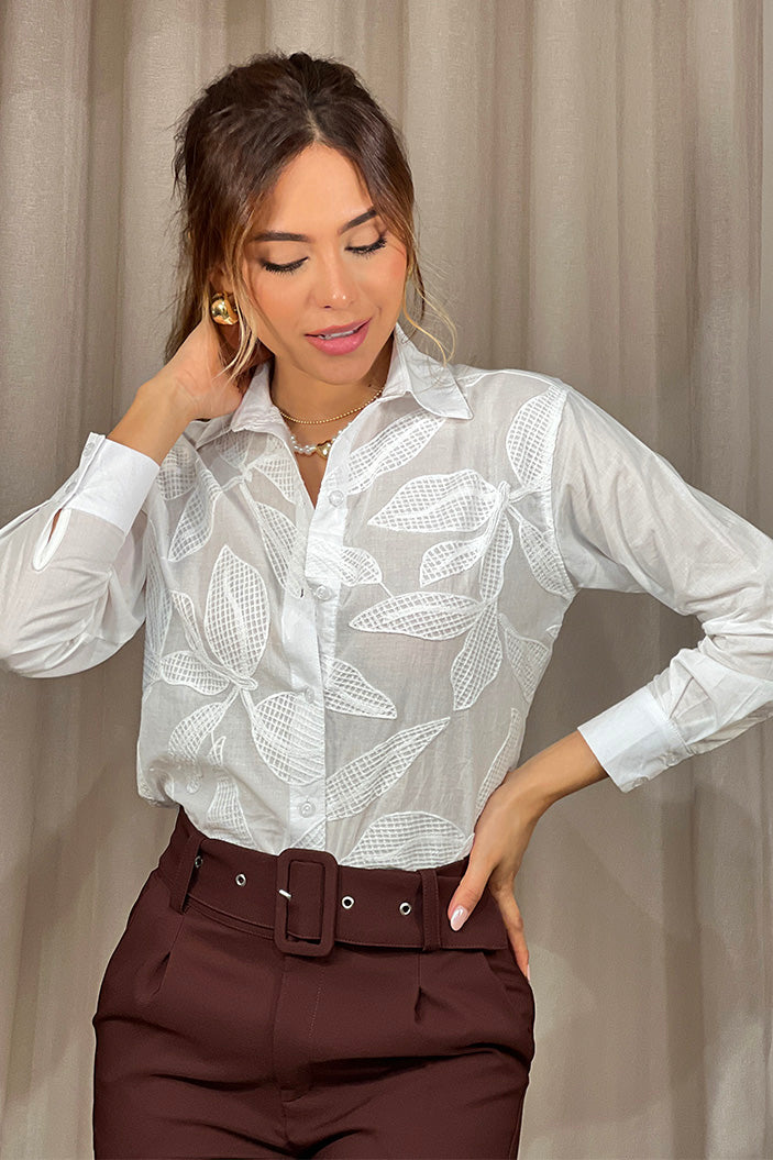 Camisa DF21303 blanca de manga larga con bordado floral en relieve dyaboo color crudo 1