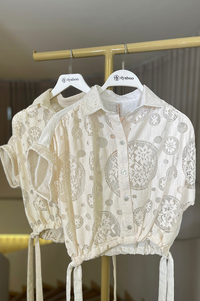 Camisera DF21285 para mujer, silueta semi ajustada, elaborada en chalis con bordado dyaboo color beige