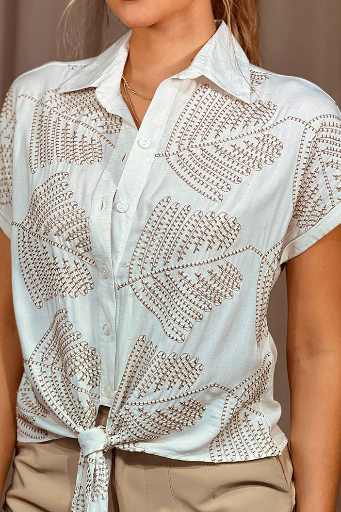 Camisera DF21293 para mujer, silueta semi ajustada, elaborada en poliéster con bordado dyaboo color camel 2