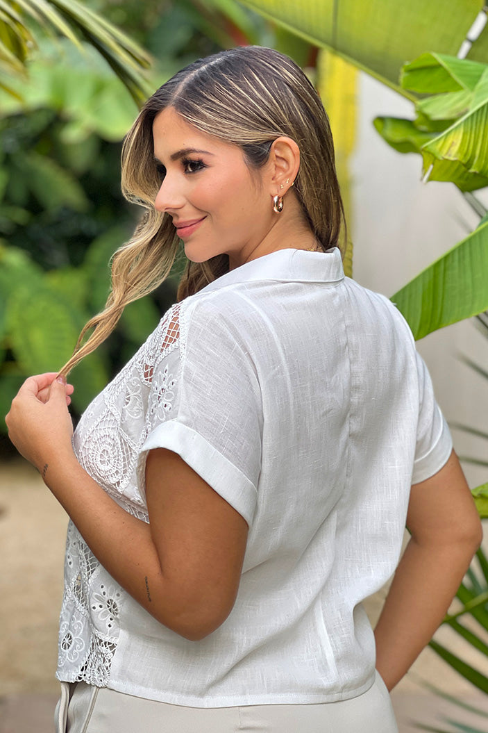 Camisera DP21056 para mujer con diseño de cuadros bordados y encaje dyaboo color crudo 3