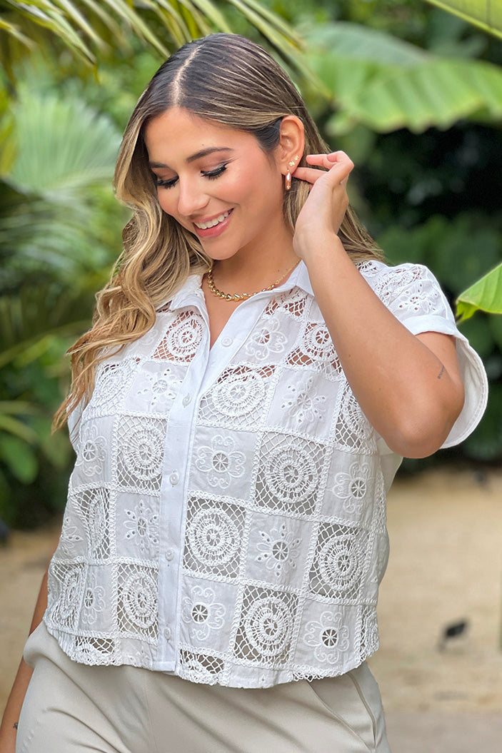 Camisera DP21056 para mujer con diseño de cuadros bordados y encaje dyaboo color crudo