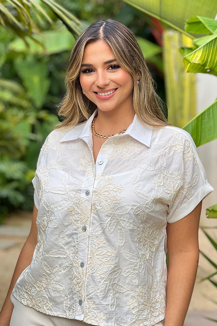 Camisera DP21057 para mujer, silueta semi ajustada, elaborada en chalis con grabado en tejido dyaboo color crudo 4