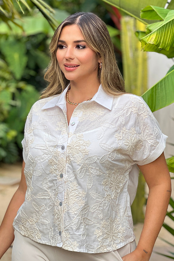 Camisera DP21057 para mujer, silueta semi ajustada, elaborada en chalis con grabado en tejido dyaboo color crudo