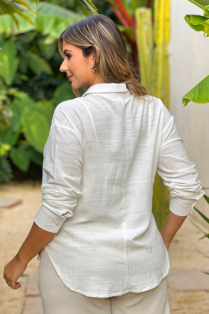 Camisera pluss DP21069 oversize en tela ligera y semi satinada dyaboo color crudo 3