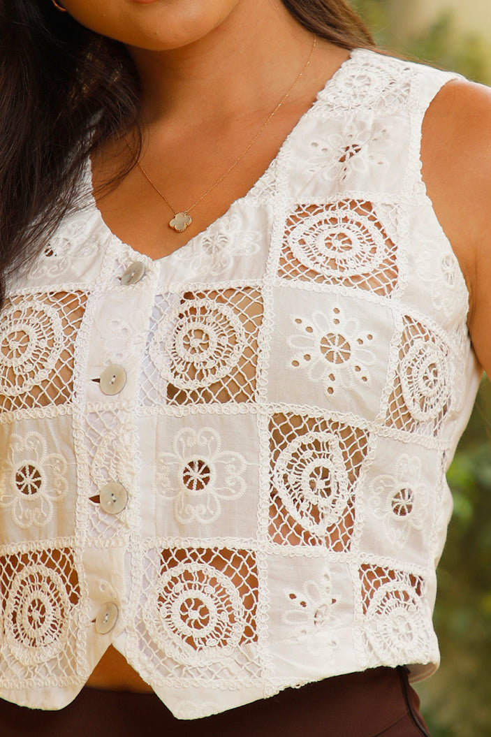 Chaleco DF04032 para mujer, silueta semi ajustada, elaborado en poliéster con ojalillo dyaboo color crudo