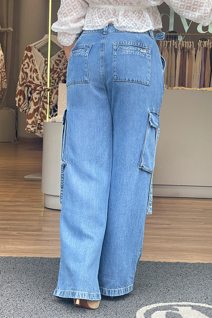 Jean SIK10796 azul claro de corte wide leg con bolsillos cargo laterales con solapa dyaboo azul