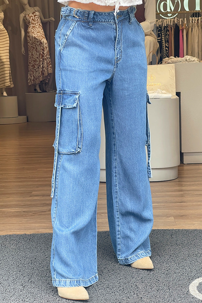 Jean SIK10796 azul claro de corte wide leg con bolsillos cargo laterales con solapa dyaboo azul 2