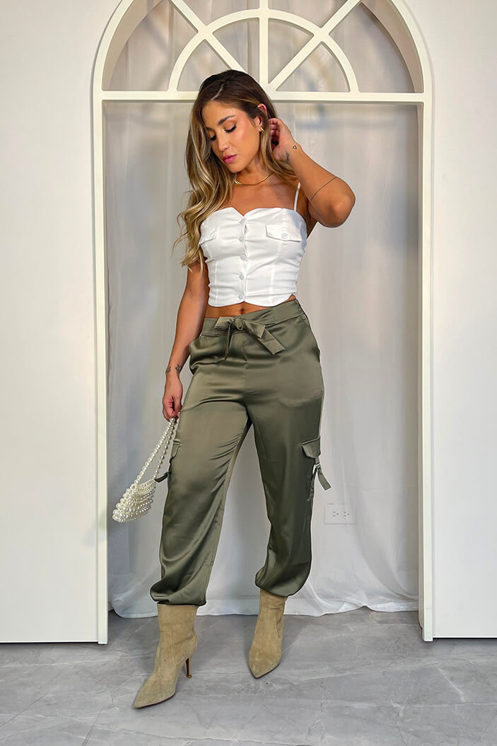 Pantalón Cargo DF06015 para mujer elaborado en satin- verde oliva