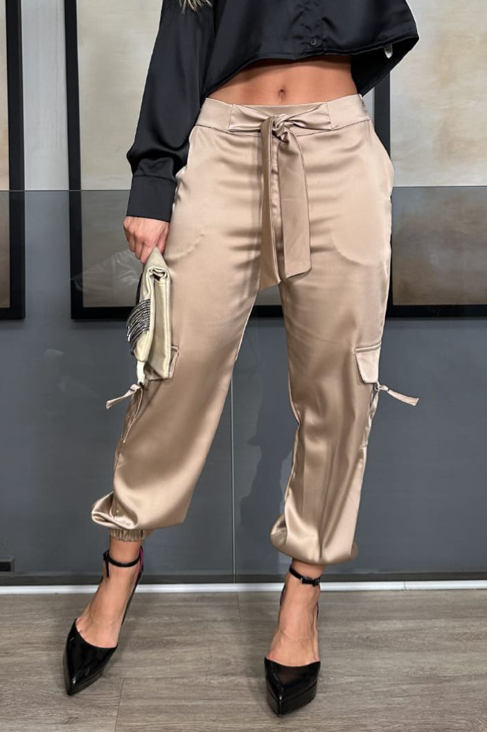 Pantalón Cargo DF06015 para mujer elaborado en satin-caqui