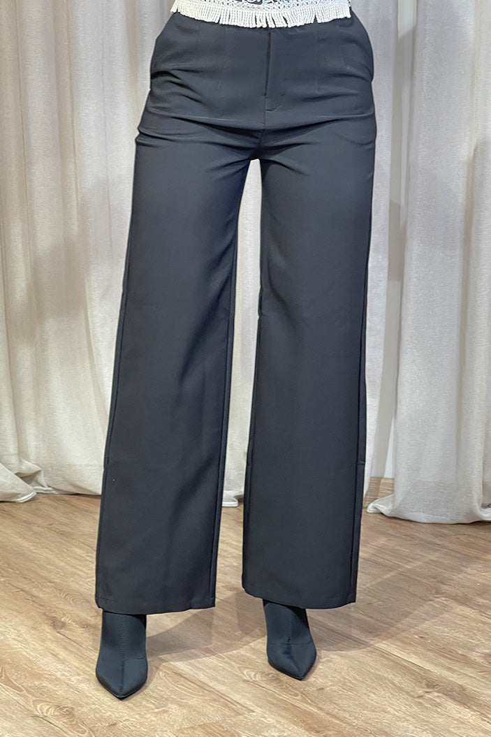 Pantalón DF06106 para mujer de corte recto confeccionado en tela ligera y fluida dyaboo color negro