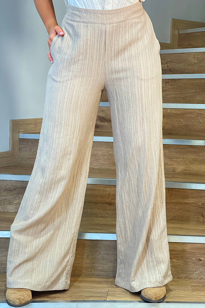 Pantalón DF06130 para mujer de tiro alto , confeccionado en una tela ligera con textura acanalada dyaboo color camel 1