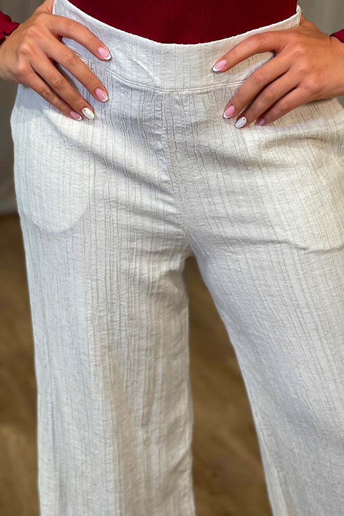 Pantalón DF06130 para mujer de tiro alto , confeccionado en una tela ligera con textura acanalada dyaboo color crudo