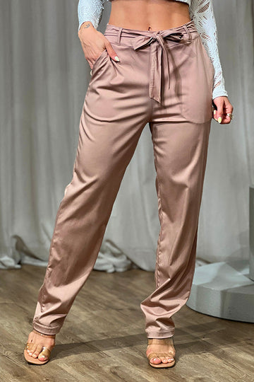 Pantalón DF06131 para mujer satinado  con pretina ajustable y lazo decorativo al frente dyaboo color camel 1