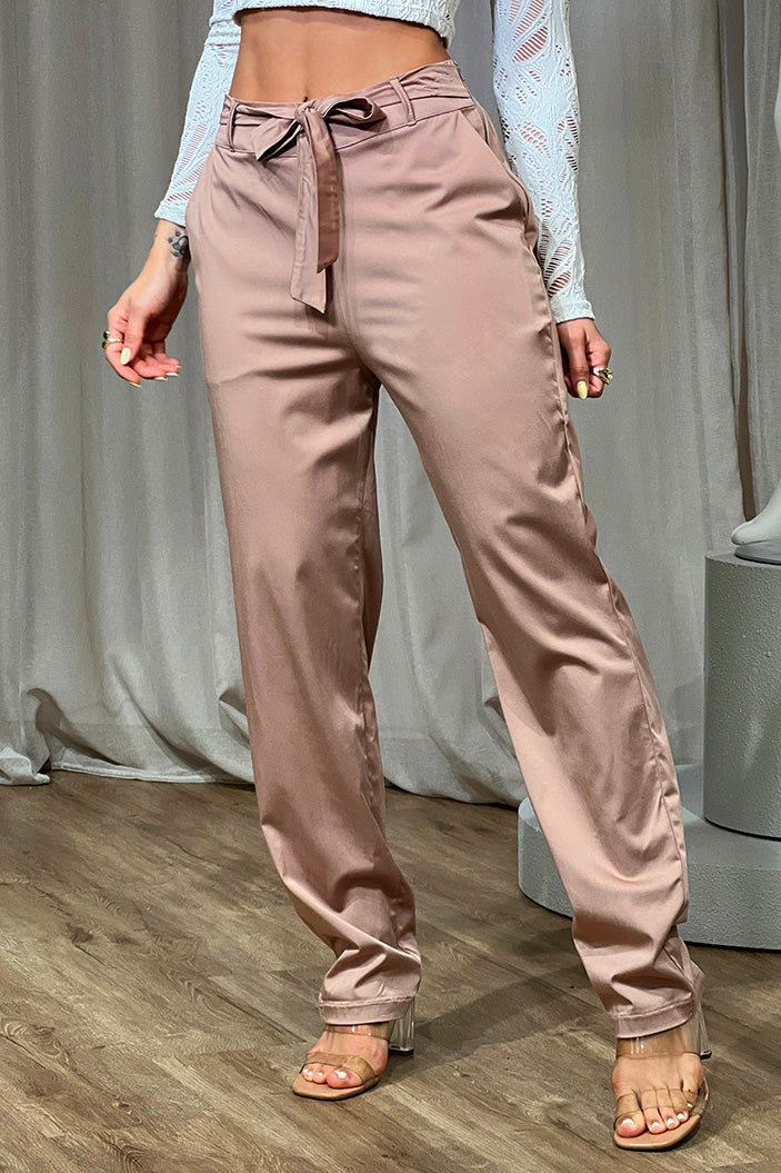 Pantalón DF06131 para mujer satinado  con pretina ajustable y lazo decorativo al frente dyaboo color camel