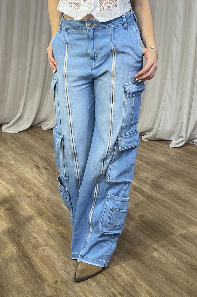 Pantalón K10729DA cargo de mezclilla en tono azul claro con detalles de costuras marcadas en contraste al frente dyaboo color azul 1