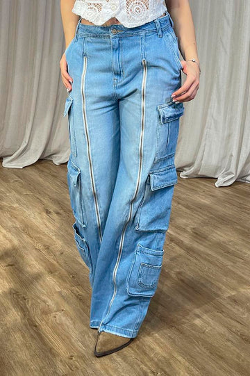 Pantalón K10729DA cargo de mezclilla en tono azul claro con detalles de costuras marcadas en contraste al frente dyaboo color azul 1