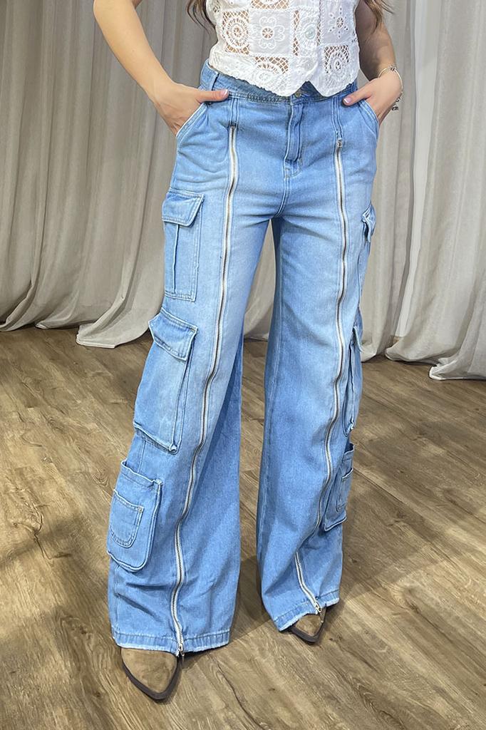 Pantalón K10729DA cargo de mezclilla en tono azul claro con detalles de costuras marcadas en contraste al frente dyaboo color azul 1