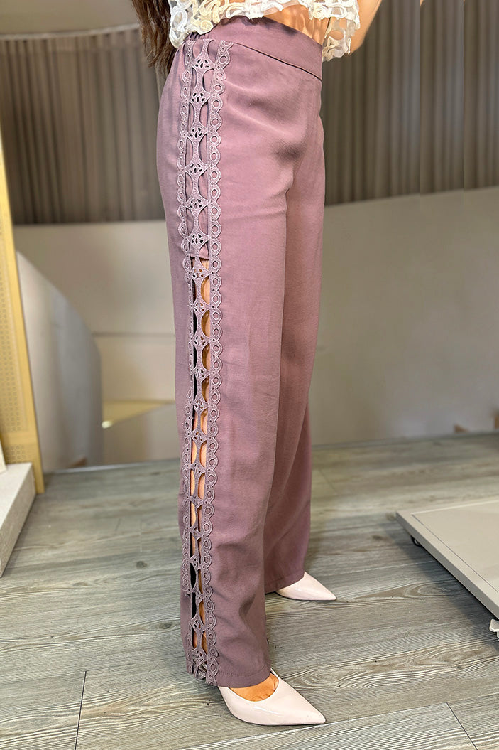 Pantalón Pantalón DF06120 de pierna ancha con detalle de encaje calado lateral dyaboo color cafe