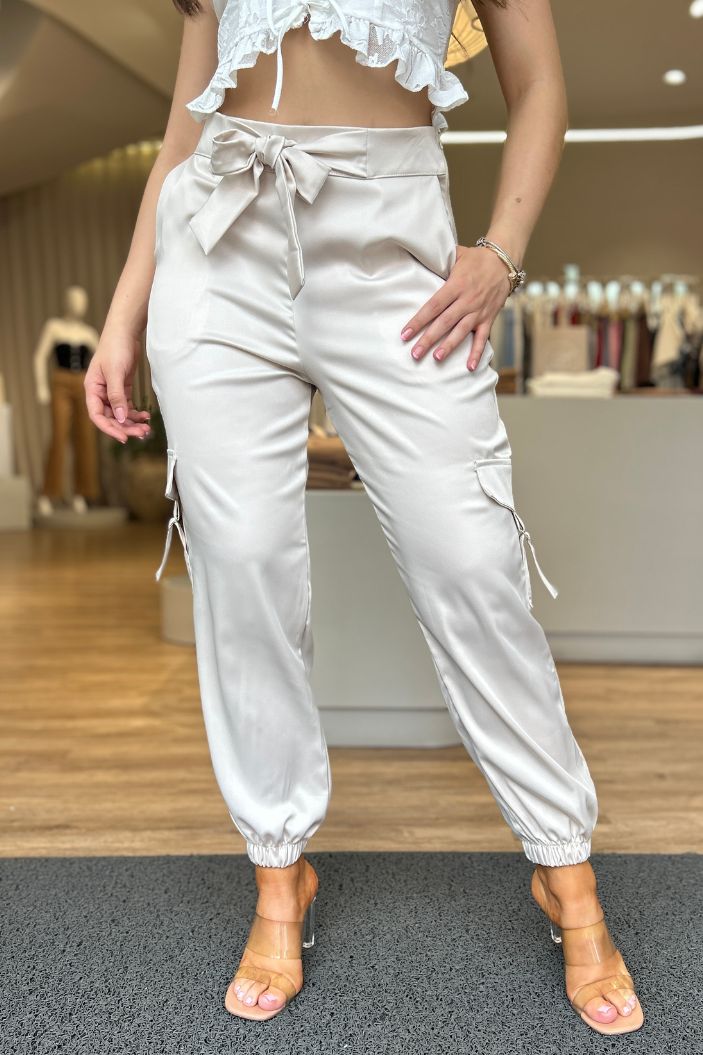 Pantalon tipo cargo en satin enresortado para mujer DF06015  beige