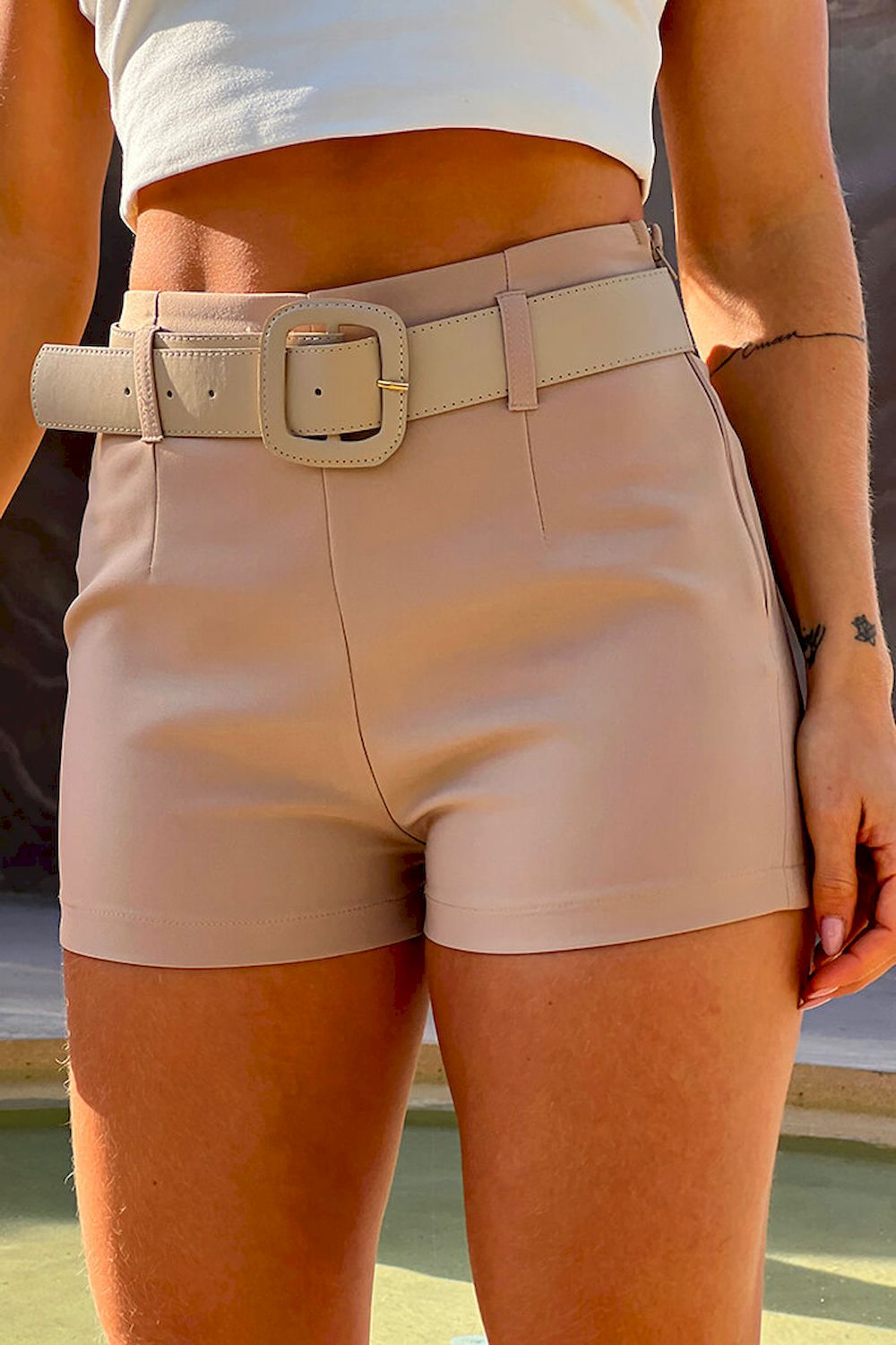 Short basico con correa para mujer dyaboo DF08100 beige camel