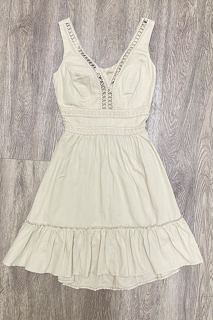 Vestido DF09109 corto, silueta ajustada para mujer. Elaborado en chalis dyaboo color beige