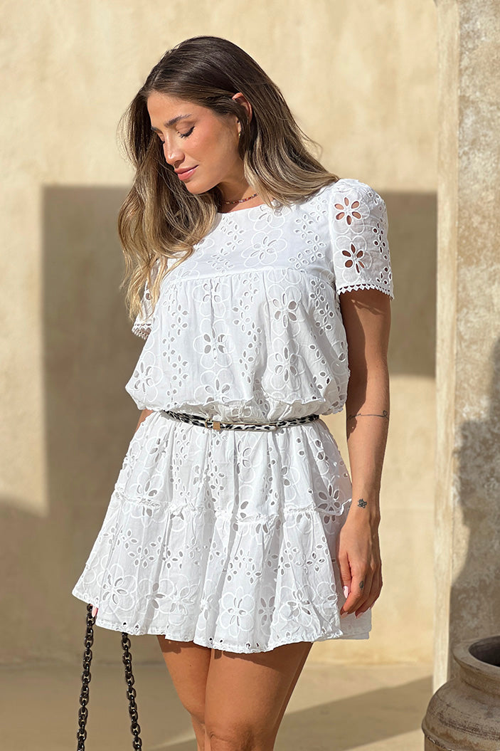 Vestido_corto_para_mujer_ojalillo_DF09089_dyaboo_crudo